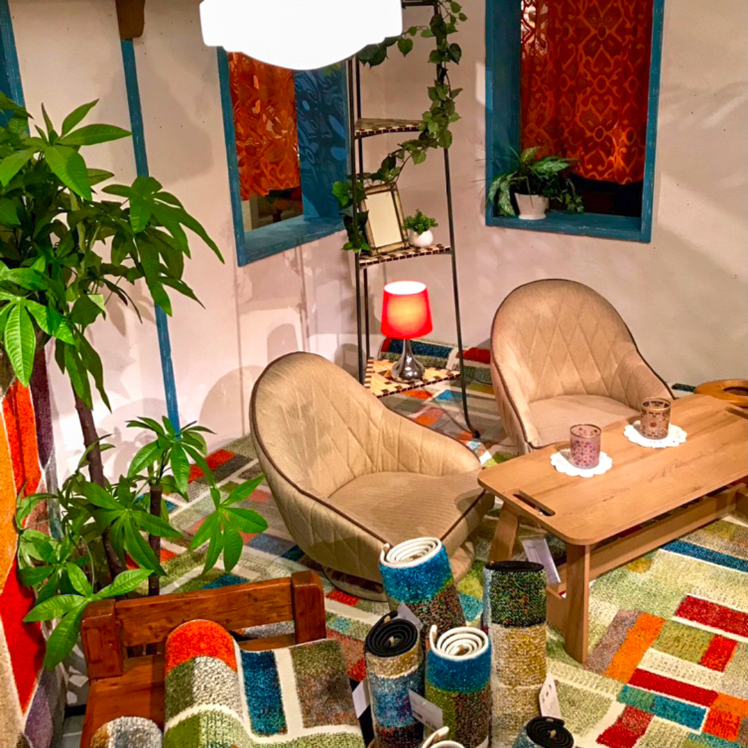 【ROOMDECO 柏本店】お部屋のアクセントに　絵画のようなデザインのカーペット