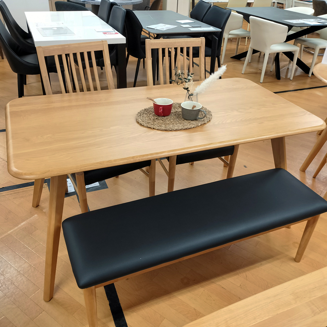 【かねたや家具店 成田店】アッシュ無垢材を使用したシンプルなダイニングテーブル