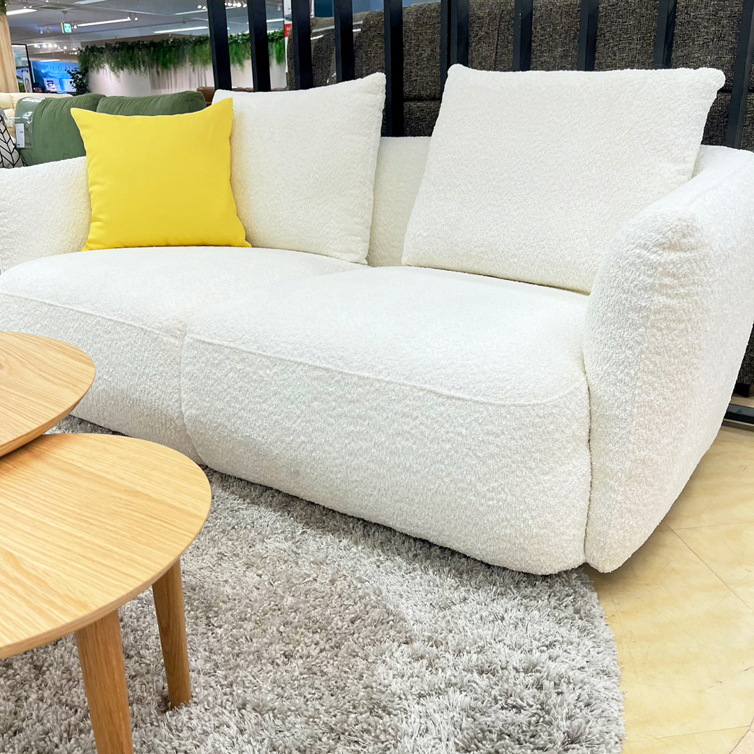 【かねたや家具店 市川店】丸みを帯びたフォルムが特徴的な新作ソファのご紹介