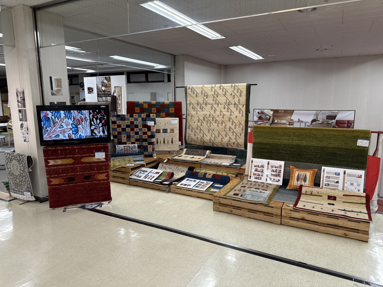 【かねたや成田店】緞通売り場のご紹介